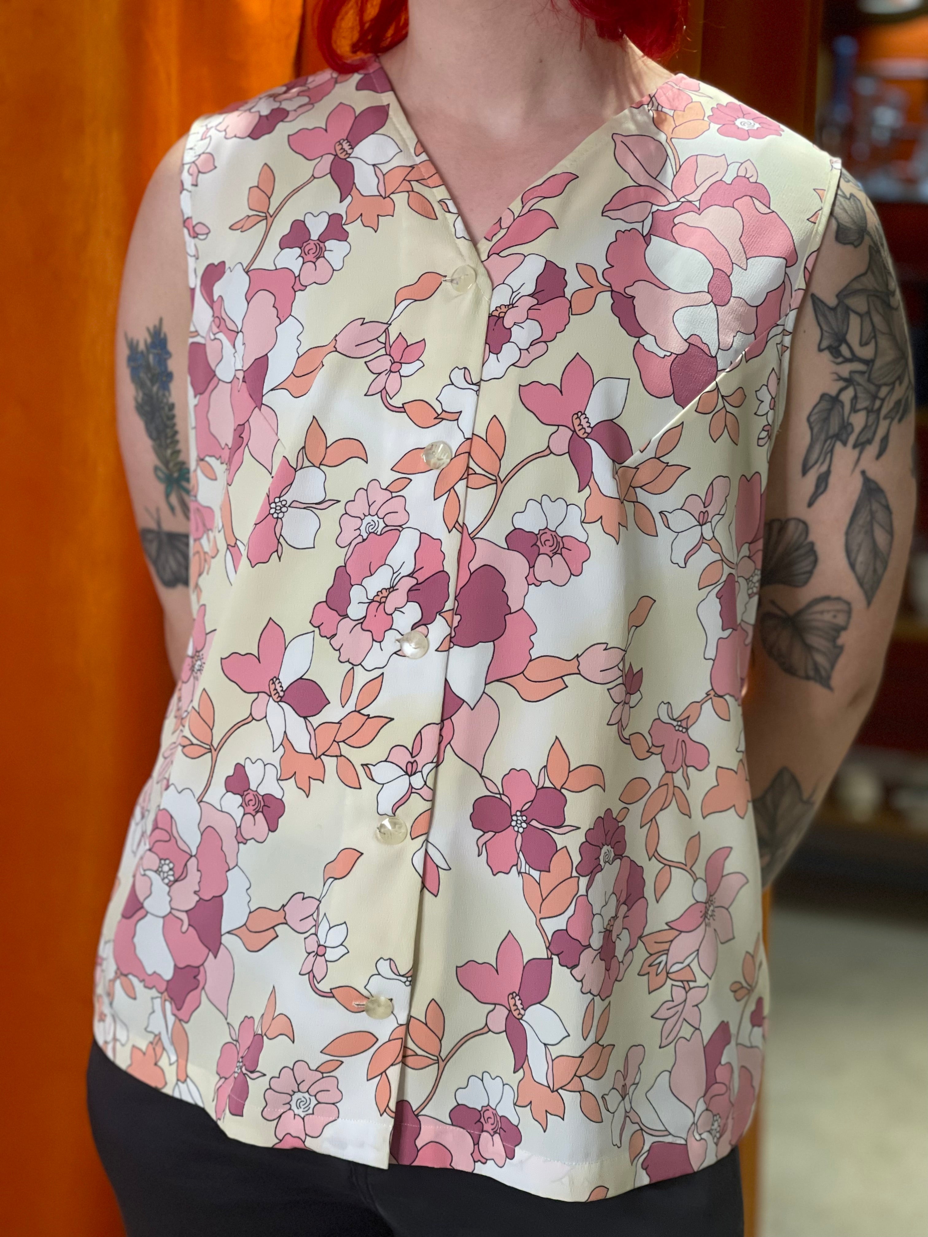 Model is 5β 11β and typically wears size 8-10 or medium in current day sizing