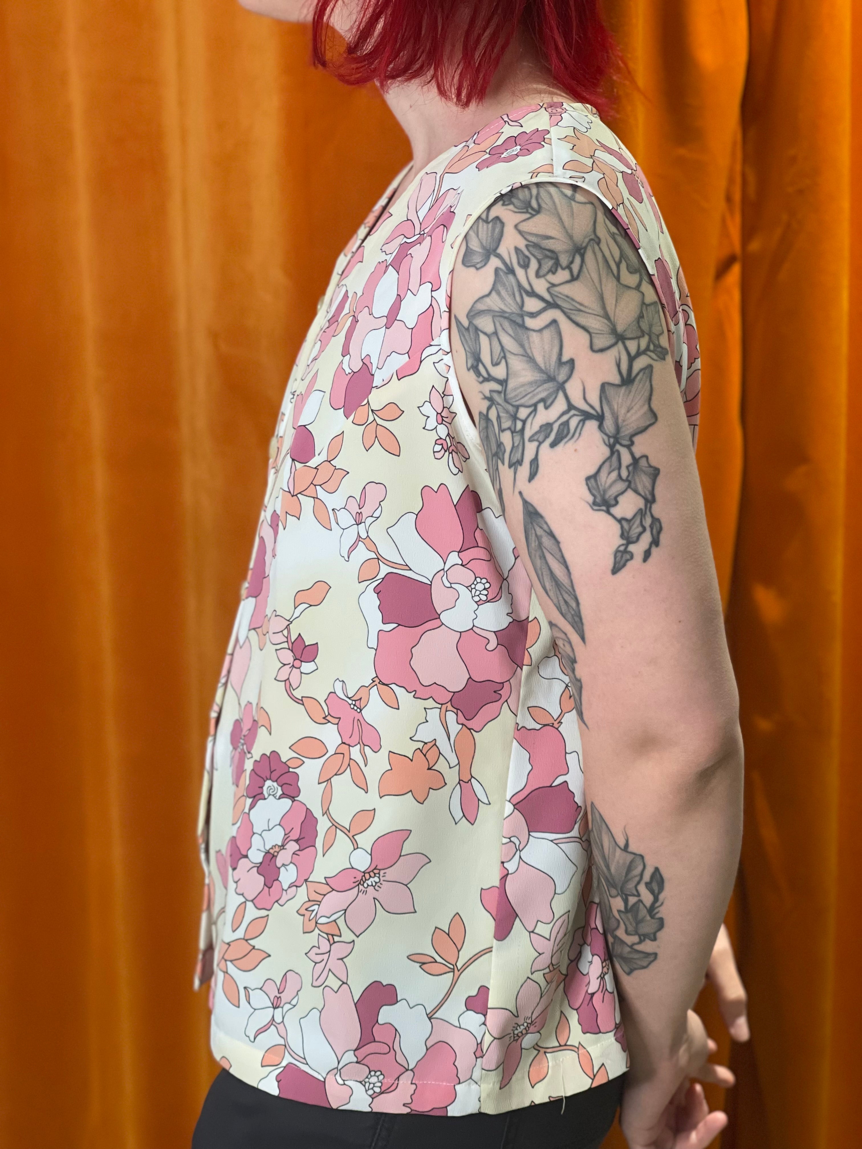 Model is 5β 11β and typically wears size 8-10 or medium in current day sizing