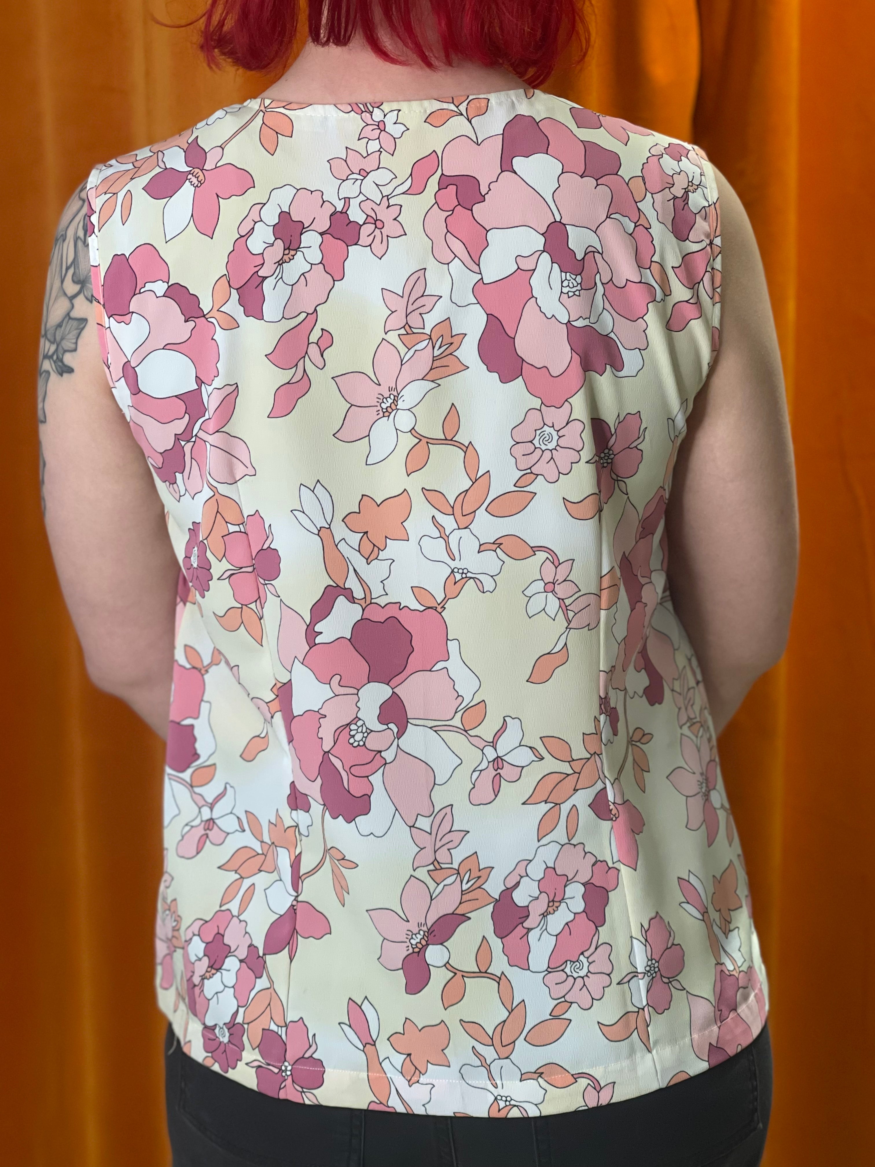 Model is 5β 11β and typically wears size 8-10 or medium in current day sizing