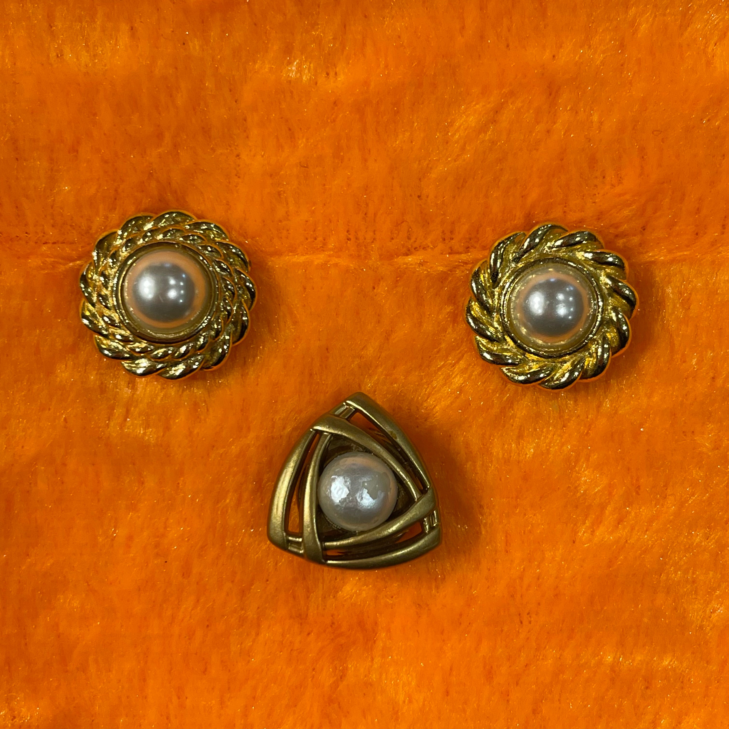 Vintage Elegant Necklace, Pearl Earrings & Button Cover Set