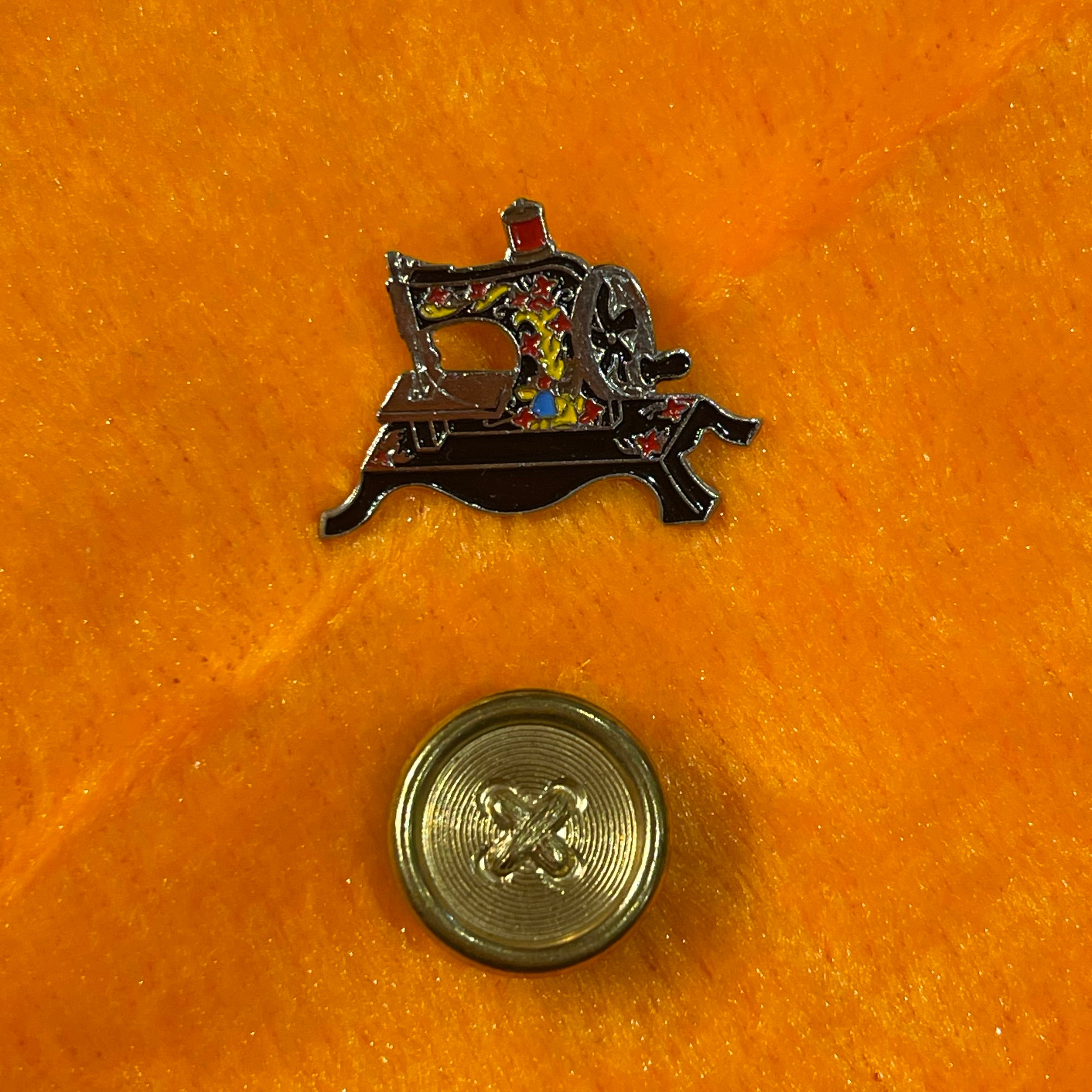 Mini Vintage Sewing Machine Brooch & Button Cover Set