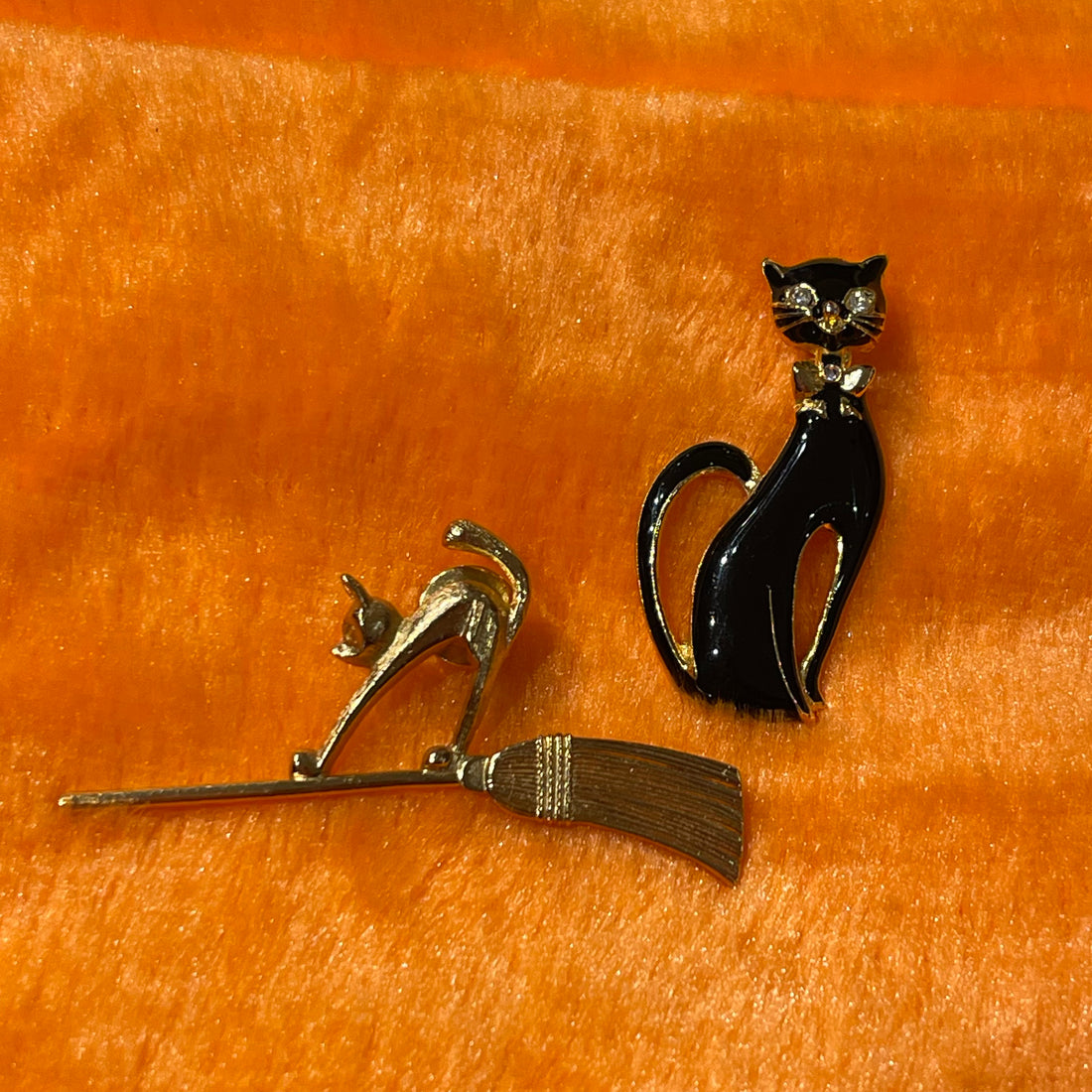 Vintage Cat Black and Gold Brooch &amp; Pin Set